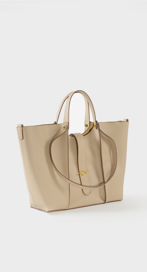 Classique Handbag in Black by Maciele